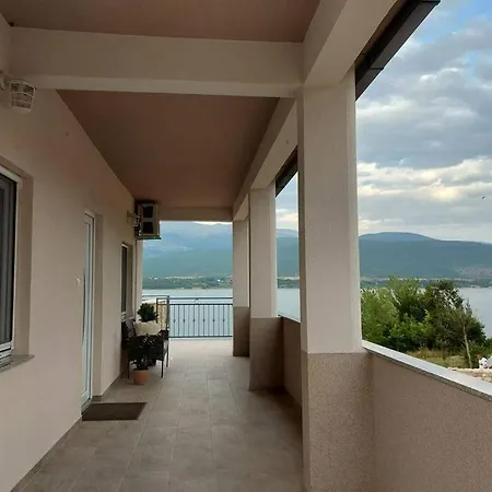 Apartment Vrlika, Peruca Lake Holiday House *